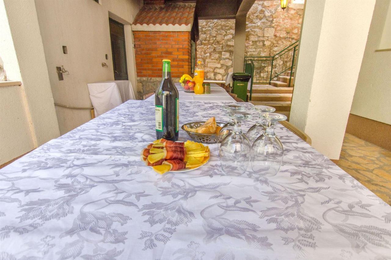 Apartments Mira Omis Luaran gambar