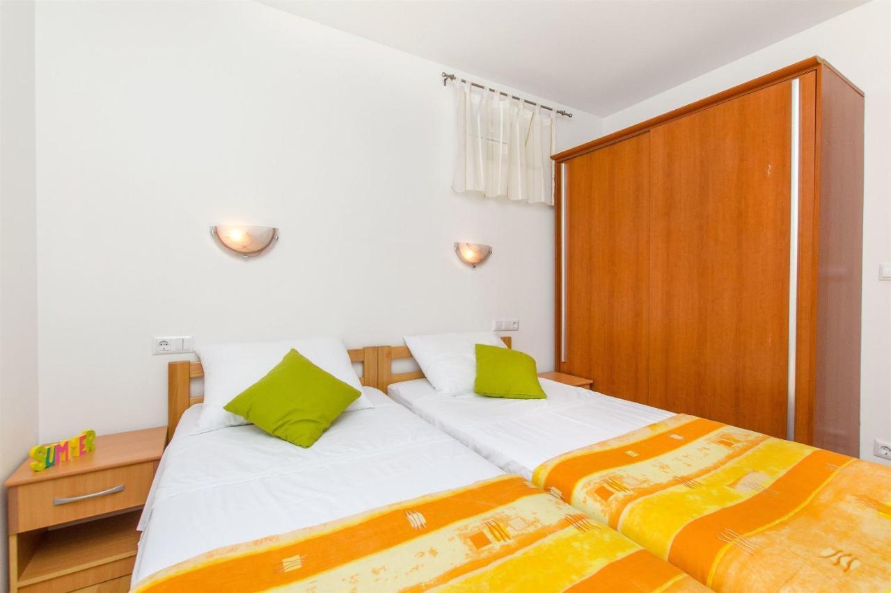 Apartments Mira Omis Luaran gambar