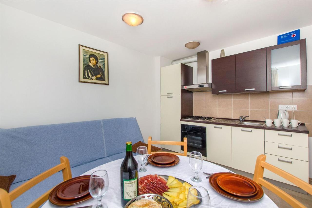 Apartments Mira Omis Luaran gambar