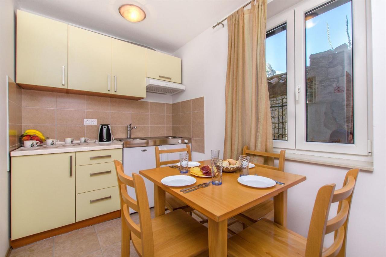 Apartments Mira Omis Luaran gambar