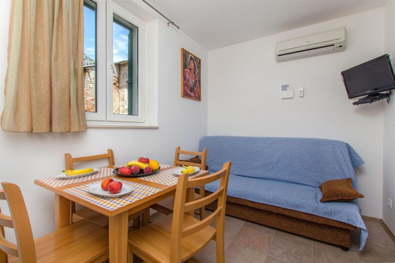 Apartments Mira Omis Luaran gambar